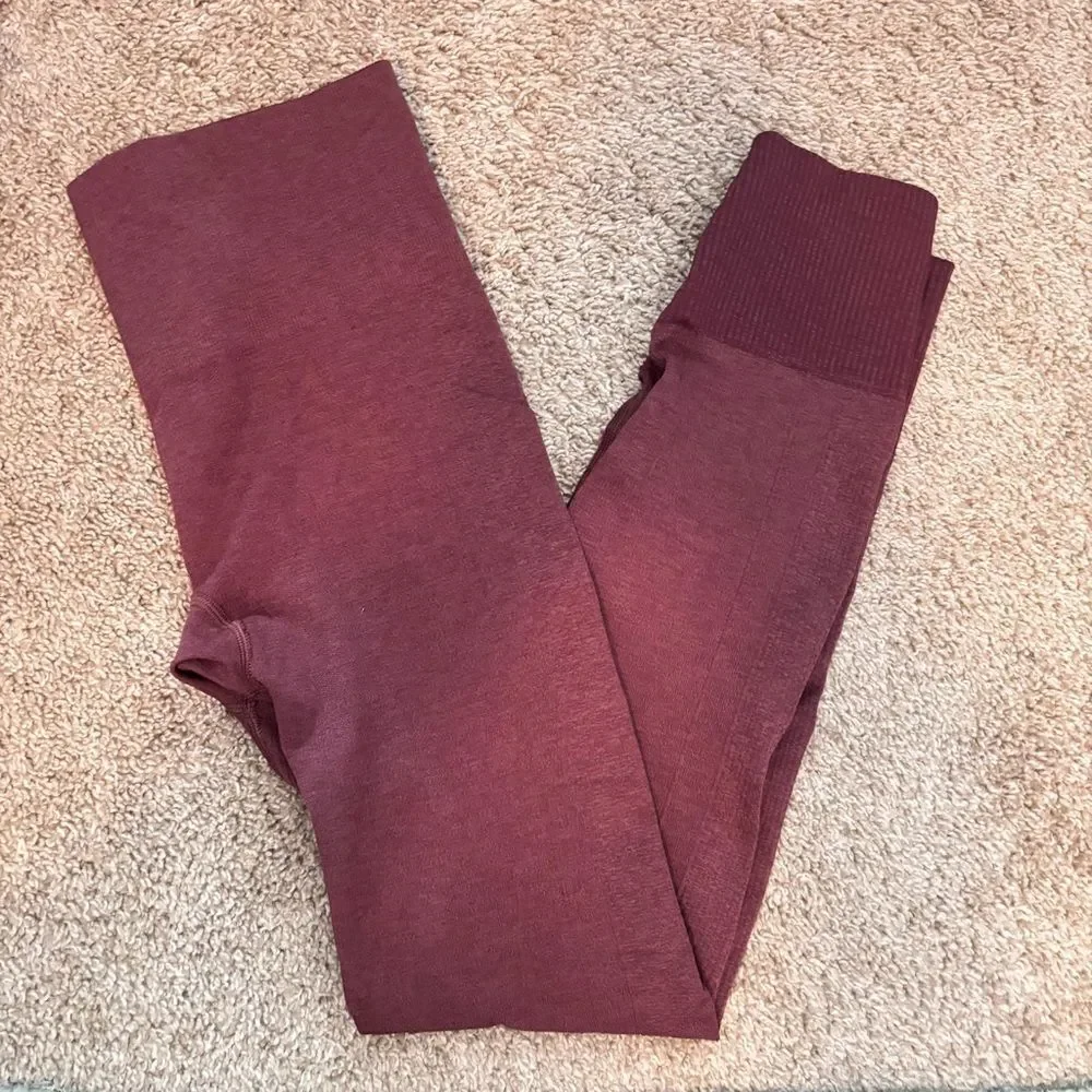 LULULEMON 25’ leggings Textured Plum/Maroon Leggings